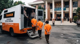 Dua dari tiga pelaku dugaan kasus rudapaksa terhadap siswi SMP di Pekalongan menjalani proses hukum peradilan di PN setempat, Kamis (18/6/26). Foto : Ilustrasi AI