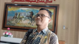 Direktur RSUD Kajen Imam Prasetyo saat dicegat wartawan usai menjalani pemeriksaan penyidik KPK di Mapolres Pekalongan Kota, Jumat (19/6/26).