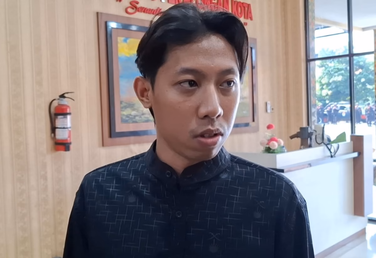 Yusril Eko Riyadi mantan karyawan Big Boss Resto milik mantan Bupati Pekalongan Fadia Arafiq yang mengaku baru tahu namanya dicatut sebagai tenaga outsourcing usai menjalani pemeriksaan KPK di Mapolres Pekalongan Kota, Jumat (19/6/26).