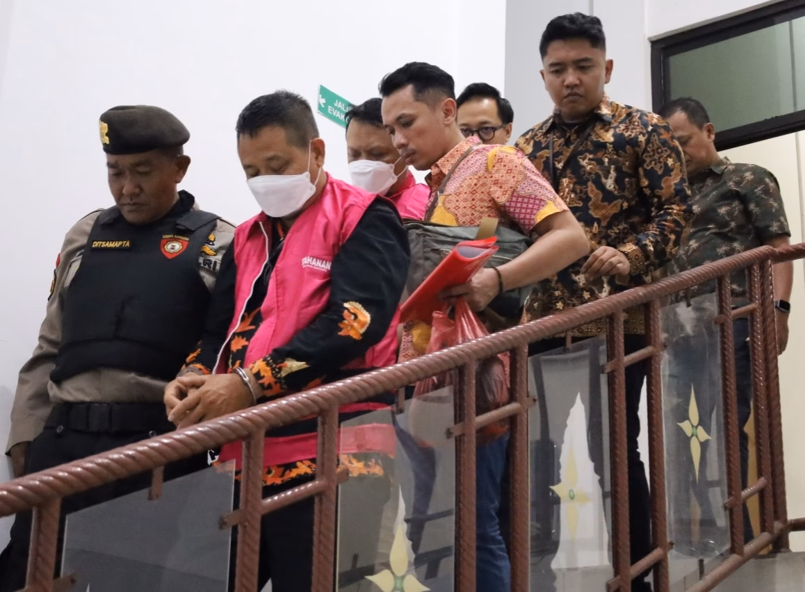 Dua ASN Puskesmas Blado II yang ditetapkan sebagai tersangka dugaan kasus korupsi dana BOK ditahan Kejari Batang, Jumat (19/6/26).