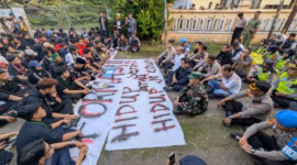 Dua kubu saling berhadapan dalam dialog mencari kesepakatan antara mahasiswa AMPERA dengan walikota, DPRD, Kapolres, Dand dan jajaran instansi terkait, Jumat (19/6/26).