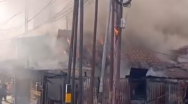Kebakaran menghanguskan warung di Jalan Kusuma Bangsa Kota Pekalongan, Sabtu (20/6/26). Foto : Istimewa