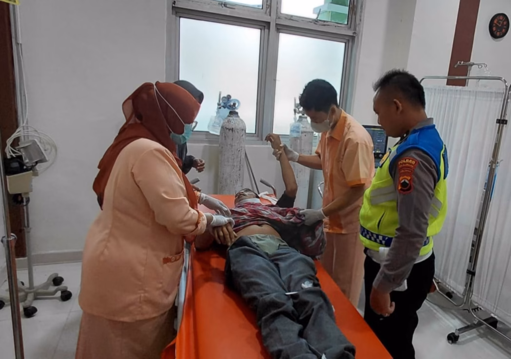 Salah satu penumpang Suzuki Carry yang dilaporkan terjun ke jurang sedalam 300 meter dirawat itensif di RSUD Kajen, Minggu (21/6/26). Foto : Istimewa