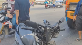 Honda beat yang dikendarai korban ibu dan anak mengalami pecah penutup bagian depan setelah tertabrak truk fuso di dekat Tugu Selamat Datang Pamalang, Minggu (21/6/26). Foto : Istimewa