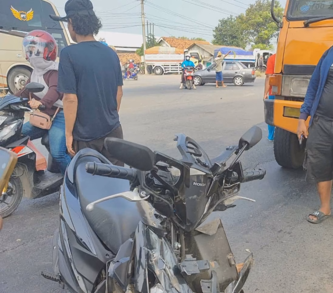 Honda beat yang dikendarai korban ibu dan anak mengalami pecah penutup bagian depan setelah tertabrak truk fuso di dekat Tugu Selamat Datang Pamalang, Minggu (21/6/26). Foto : Istimewa