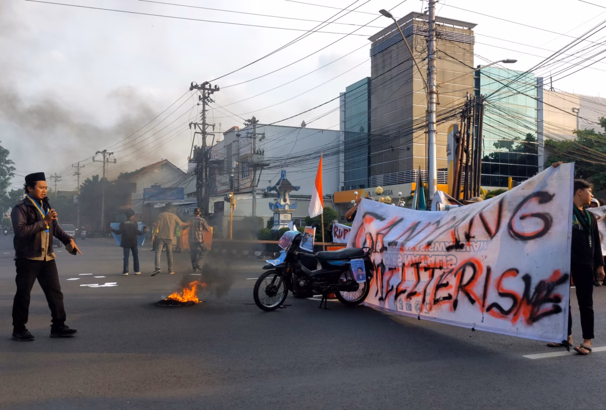 Aksi mahasiswa Pemalang berunjuk rasa menolak program MBG dan KDMP di Kawasan Simpang City Walk, Minggu (21/6/26).