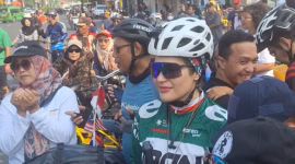 Ratusan warga berebut untuk bisa berfoto bersama dengan pesepeda cantik asal Irang yang sedang berkeliling Asia dan singgah di Pemalang, Minggu (21//6/26).
