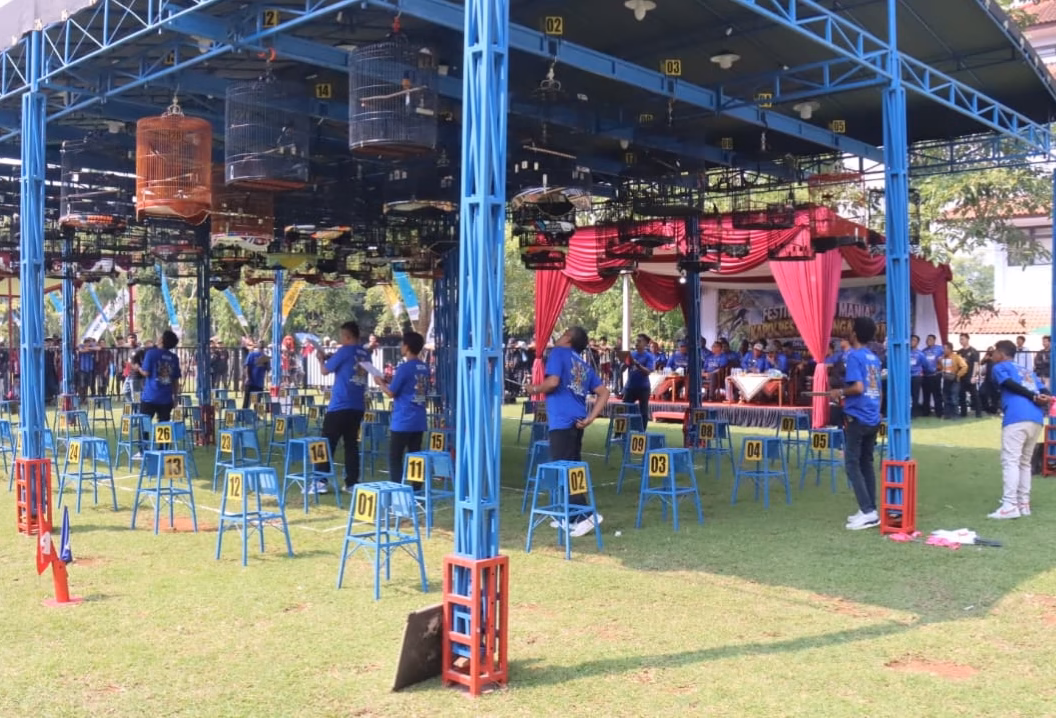 Ribuan kicau mania memadati lapangan belakang Setda Kabupaten Pekalongan untuk beradu gacor dalam lomba burung berkicau Kapolres Pekalongan Cup, Minggu (21/6/26) Foto : Istimewa