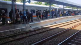 Ribuan penumpang naik dan turun kereta api di Stasiun Pekalongan membludak pada momen libur panjang sekolah, Senin (22/6/26). Foto : Ilustrasi