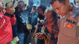Sapari (62) ODGJ yang menewaskan kakak kandung dan melukai keponakannya sendiri dengan pisau dapur berhasil diamankan polisi dan warga, Selasa (23/6/26).