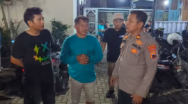 Puluhan warga Desa Tratebang mendatangi Polsek Wiradesa dan meminta polisi agar memindahkan pelaku pembunuhan ke Polres Pekalongan serta berharap tidak membebaskannya meski mengidap ODGJ, Selasa (23/6/26) malam.