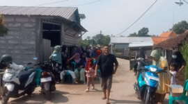 Suasana rumah duka saat kerabat dan tetangga yang berbela sungkawa atas kematian korban yang terjadi, Rabu (24/6/26) pagi.