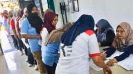 Penerima BLT DBHCHT di Kabupaten Batang antre untuk mendapatkan uang tunai sebesar Rp600 ribu, Rabu (24/6/26). Foto : Istimewa