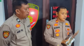 Kapolsek Wiradesa Iptu Maman Sugiharto menunjukkan pisau sangkur berkarat yang menjadi barang bukti kasus dugaan penyerangan calo ABK terhadap nahkoda kapal di Kabupaten Pekalongan, Rabu (24/6/26) malam