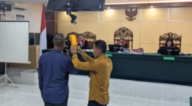 Saksi meringankan yang dihadirkan terdakwa kasus dugaan penculikan dan penganiayaan disumpah sebelum persidangan dimulai, Rabu (24/6/26).