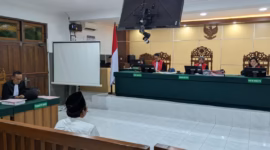 Terdakwa Dwi Hendarto alias Duwel duduk di depan majelis hakim dalam sidang lanjutan kasus Gacon alias Purwanto di PN Pekalongan, Rabu (24/6/26).