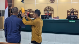 Saksi meringankan yang dihadirkan terdakwa Dwi Hendratno alias Duwel disumpah dalam sidang lanjutan kasus dugaan penculikan dan penganiayaan pedagang martabak saat Pilkada Kabupaten Pekalongan 2024 yang berlangsung di PN Pekalongan, Rabu (24/6/26).