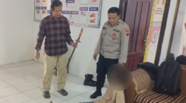 Pria ODGJ yang sempat meresahkan warga dan pengguna jalan di wilayah Wonopringgo akhirnya diamankan polisi, Kamis (25/6/26). Foto : Istimewa