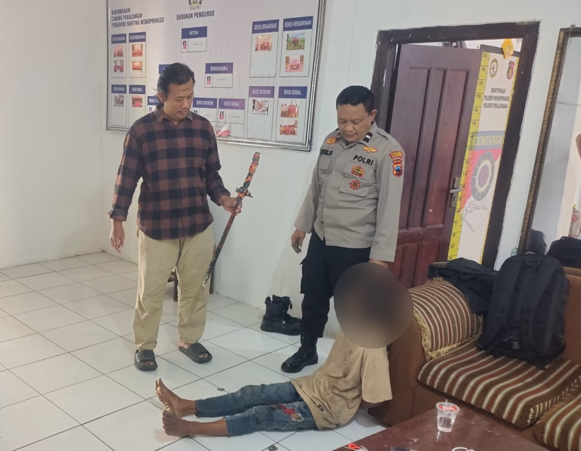 Pria ODGJ yang sempat meresahkan warga dan pengguna jalan di wilayah Wonopringgo akhirnya diamankan polisi, Kamis (25/6/26). Foto : Istimewa