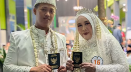 Senyum bahagia Fajri (22) dan Mutmaimah (50) setelah resmi menjadi pasangan suami istri memperlihatkan buku nikah yang menjadi bukti keteguhan cinta mereka di hadapan penghulu di Kantor Kemenag Kabupaten Pemalang, Jumat (26/6/26).