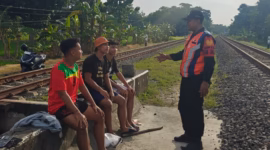 Petugas keamanan KAI memberikan imbauan kepada warga yang beraktivitas di sepanjang area terlarang jalur kereta api, Sabtu (27/6/26). Foto : Istimewa