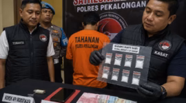 Penggerebekan kamar kos membuka jalan polisi terhadap dugaan peredaran narkoba di Pekalongan, Minggu (28/6/26). Foto : Ilustrasi AI