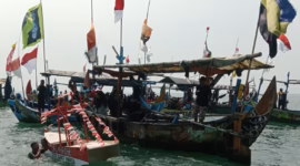 Sesaji yang dilarung bersama miniatur kapal menjadi puncak Nyadran atau sedekah laut di perairan Dusun Roban Timur, Desa Sengon, Kecamatan Subah, Kabupaten Batang, Minggu (28/6/26). Foto : Istimewa