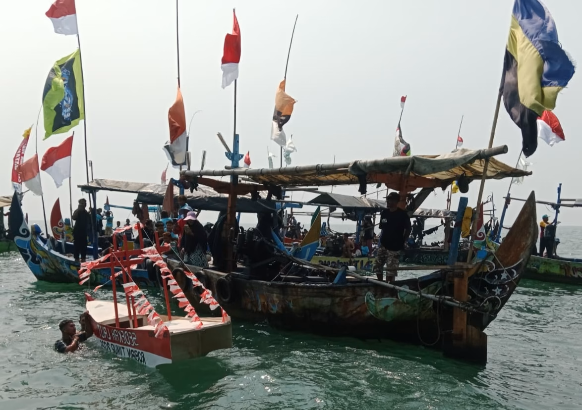 Sesaji yang dilarung bersama miniatur kapal menjadi puncak Nyadran atau sedekah laut di perairan Dusun Roban Timur, Desa Sengon, Kecamatan Subah, Kabupaten Batang, Minggu (28/6/26). Foto : Istimewa