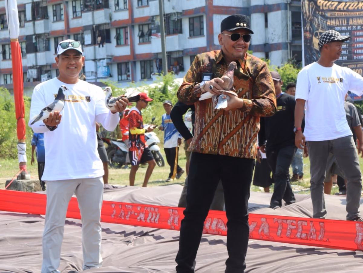 Wali Kota Tegal Dedy Yon membuka Lomba merpati kolong berhadiah puluhan juta bertajuk Walikota Cup, Minggu (28/6/26). Foto : Istimewa