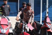 Anggota Polres Pemalang mengecek barang bukti sepeda motor hasil curian, Selasa (30/6/26). Foto : Istimewa