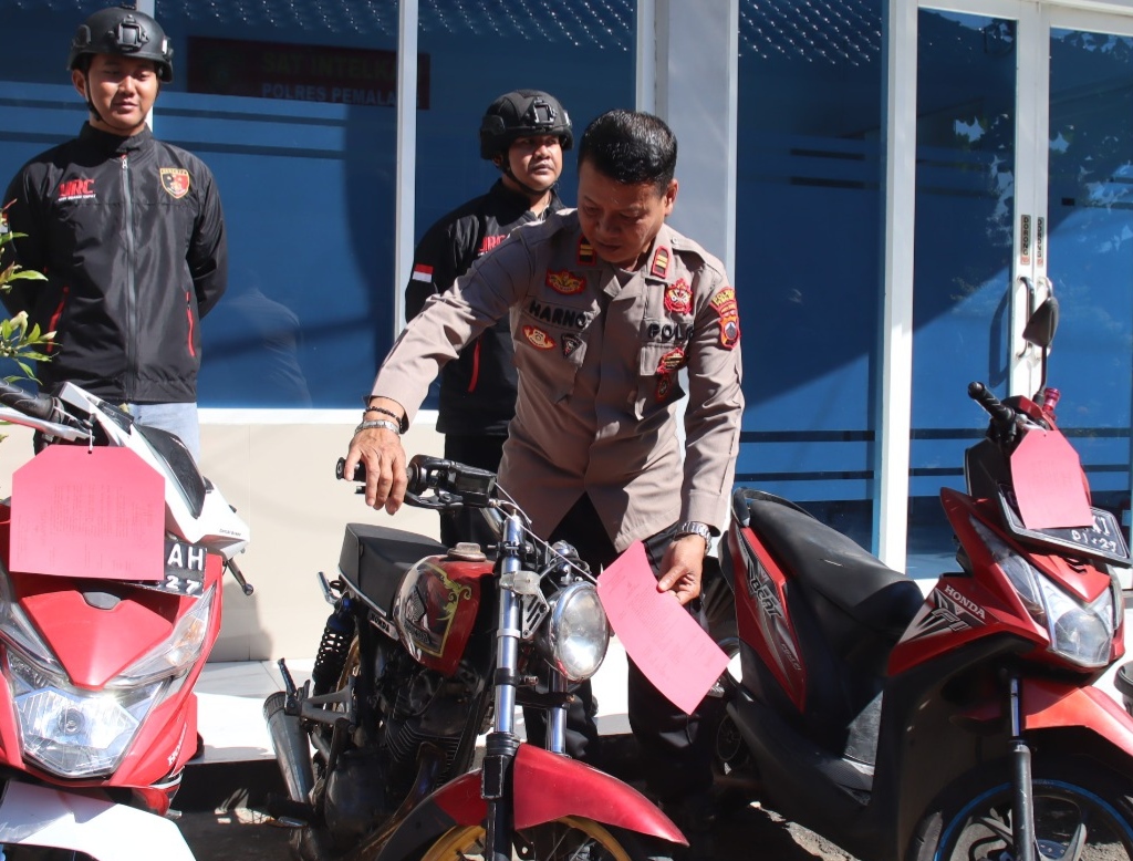 Anggota Polres Pemalang mengecek barang bukti sepeda motor hasil curian, Selasa (30/6/26). Foto : Istimewa