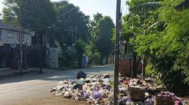 Tumpukan sampah dekat alun-alun Kabupaten Batang dikeluhkan dan viral di media sosial, Selasa (30/6/26). Foto : Istimewa