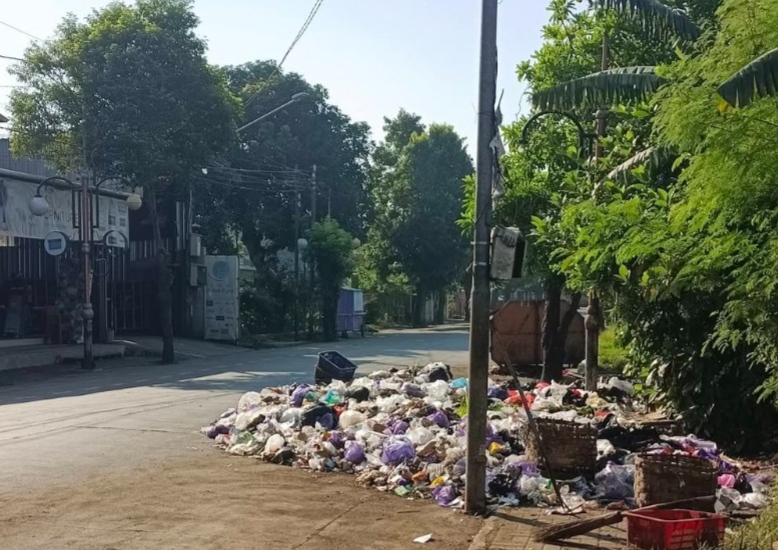 Tumpukan sampah dekat alun-alun Kabupaten Batang dikeluhkan dan viral di media sosial, Selasa (30/6/26). Foto : Istimewa