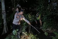 Anggota Polsek Wiradesa dengan ranting menunjukkan lokasi ditemukannya balita tewas di kubangan limbah, Rabu (1/7/26). Foto ; Istimewa