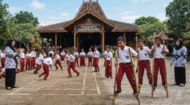 Disdikbud berencana menjadikan dolanan tradisional menjadi materi ekstrakurikuler di sekolah dasar di Kabupaten Batang, Rabu (1/7/26). Foto :  Ilustrasi AI