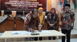 Suasana rekapitulasi data pemilih pada Triwulan II di kantor KPU Batang, Rabu (1/7/26).