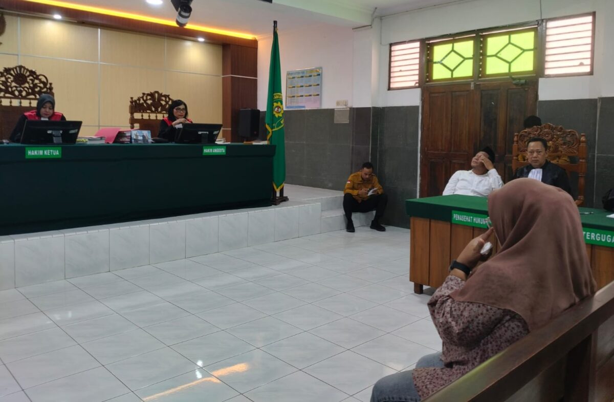 Liana Trisanti yang merupakan ART di rumah terdakwa Dwi Hendratno alias Duwel memberikan kesaksian meringankan dalam sidang lanjutan kasus Purwanto alias Gacon di PN Pekalongan, Rabu (1/7/26).