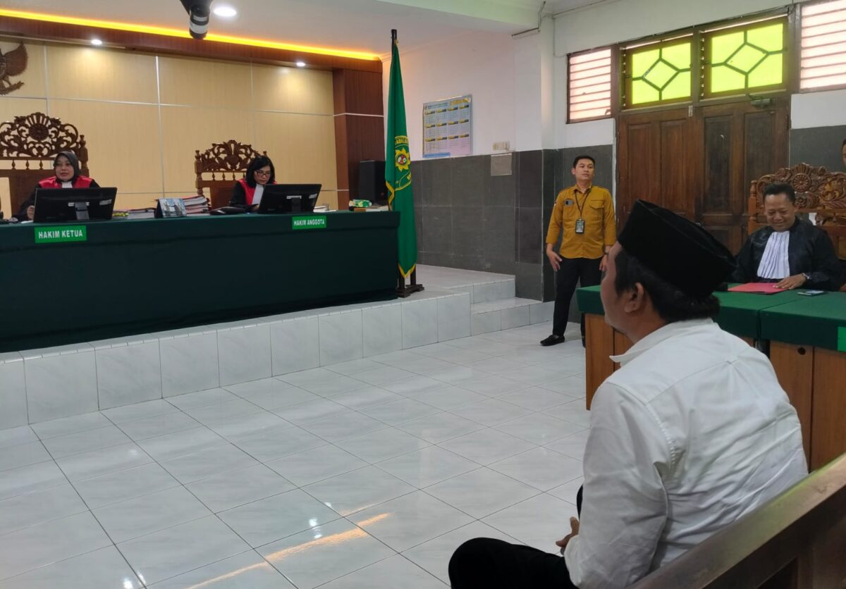 Terdakwa Dwi Hendratno alias Duwel dituntut satu tahun penjara dan tim penasehat hukum bakal menyampaikan nota pembelaan tertulis dalam sidang mendatang, Senin (20/7/26).