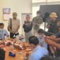 Petugas Bank Indonesia Tegal sedang menghitung sekaligus memilah uang kertas milik warga Kabupaten Batang yang lengket akibat terendam rob saat penukaran, Kamis (2/7/26). Foto : Istimewa