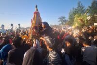 Salah satu gunungan dalam pesta ruwat bumi di Desa Cikendung, Kecamatan Pulosari menjadi rebutan pengunjung, Kamis (2/7/26)