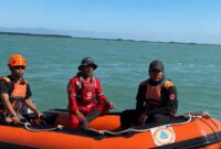 Tim SAR gabungan masih menyisir perairan muara Asemdoyong untuk mencari keberadaan Toto Sutrisno, nelayan setempat yang hilang sejak empat hari lalu, Jumat (3/7/26). Foto : Istimewa