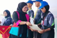 Sekda Batang Sri Purwaningsih menyerahkan piagam pelatihan kepada perwakilan peserta PRIMA di KEK Industropolis Batang, Jumat (3/7/26).