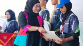 Sekda Batang Sri Purwaningsih menyerahkan piagam pelatihan kepada perwakilan peserta PRIMA di KEK Industropolis Batang, Jumat (3/7/26).
