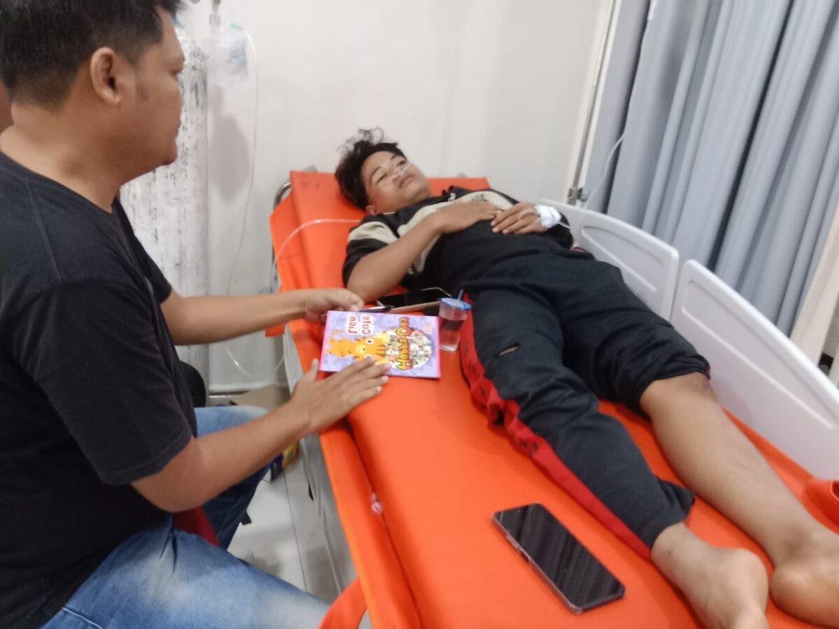 Korban masih mendapatkan perawatan pasca peristiwa dugaan pengeroyokan yang terjadi di Desa Notogiwang, Jumat (3/7/26). Foto : Istimewa