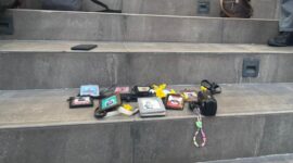 Sejumlah wartawan yang dilarang melakukan peliputan kegiatan Menteri Keuangan Purbaya Yudhi Sadewa di Undip meletakkan tanda pengenal di tangga sebagai tanda protes terbuka, Jumat (3/7/26). Foto : Istimewa