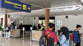 Kesibukan di Stasiun Pekalongan melayani calon penumpang, Sabtu (4/7/26). Foto : Istimewa