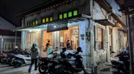 Suasana malam minggu di Bumi Suja, sebuah kedai kopi yang menawarkan suasana vintage, tenang dan dekat ke mana-mana lantaran berada di tengah Kota Pekalongan, Sabtu (4/7/26).