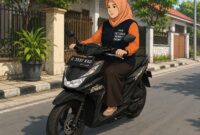 Tri Murniati petugas Sensus Ekonomi 2026 dari Kabupaten Pemalang tetap berkeliling mendata warga dengan meminjam motor anak, Senin (6/7/26). Foto : Ilustrasi AI