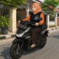 Tri Murniati petugas Sensus Ekonomi 2026 dari Kabupaten Pemalang tetap berkeliling mendata warga dengan meminjam motor anak, Senin (6/7/26). Foto : Ilustrasi AI