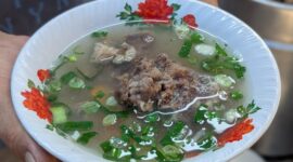 Sop iga menjadi menu andalan di Pondok Makan Mas Pri karena selain rasanya nikmat juga harganya terjangkau.